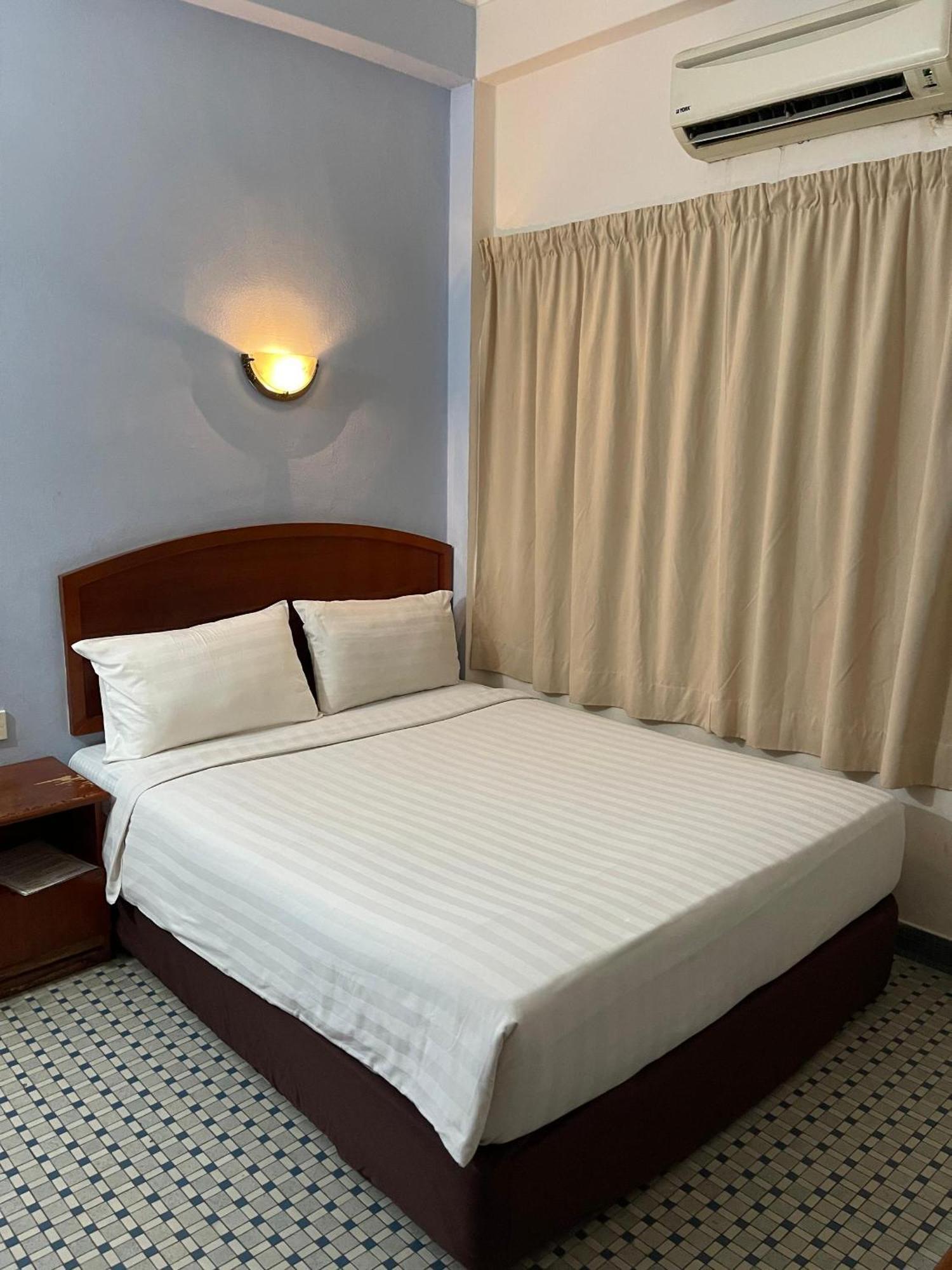 New Caspian Hotel *